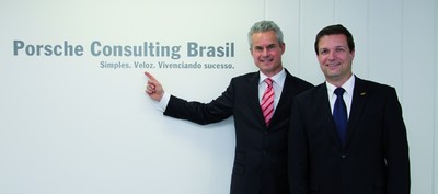 Eberhard Weiblen (links), Vorsitzender der Geschäftsführung der Porsche Consulting GmbH Deutschland, und Jürgen Lochner, Geschäftsführer Porsche Consulting Brasil Ltda. 
