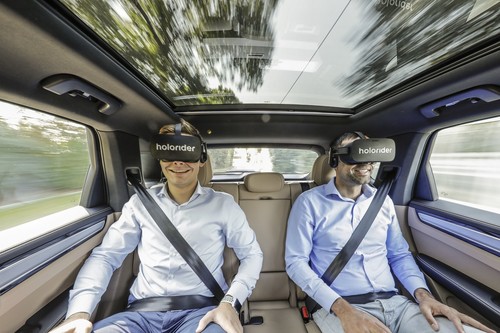 Edutainment von Holoride: Die Inhalte der VR-Brille werden in Echtzeit an die Fahrbewegungen des Autos angepasst.