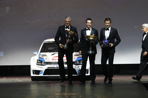 Ehrung für die Weltmeister (v.l.): Volkswagen-Vorstand Heinz-Jakob Neußer sowie Julien Ingrassia und Sébastien Ogier