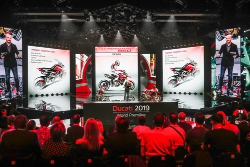 EICMA 2018: Ducati-Chef Claudio Domenicali präsentiert die Hypermotard 950.