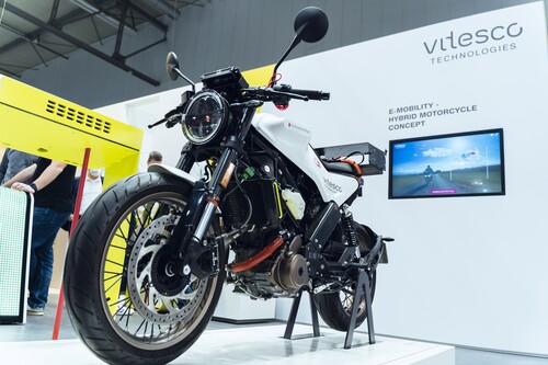 EICMA 2021: Vitesco demonstriert anhand einer Husqvarna eine erste Hybridlösung für Motorräder.  