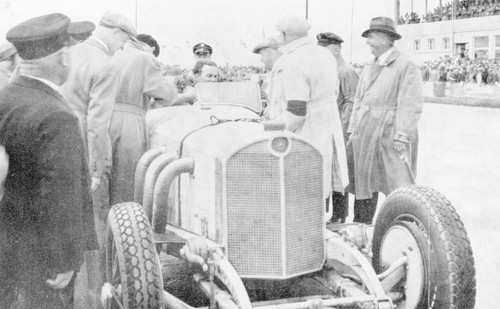 Eifelrennen auf dem Nürburgring am 7. Juni 1931. Der Sieger Rudolf Caracciola (Startnummer 5) am Ziel mit einem Mercedes-Benz Typ SSKL. Rechts am Wagen steht Mercedes-Rennleiter Alfred Neubauer.