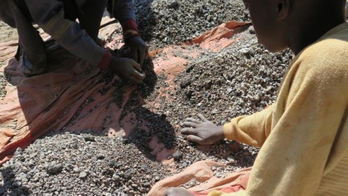 Ein 13-Jähriger sortiert kobalthaltige Steine am Stadtrand von Kolwezi in der Demokratischen Republik Kongo.