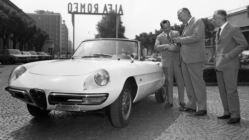 Ein Alfa Romeo 1600 Spider wird im Werk am einen Kunden übergeben (1966).