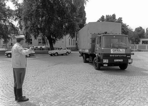 Ein Bedford liefert Material für den Aufbau der Opel-Vectra-Fertigung im AWE-Werk Eisenach (1990).