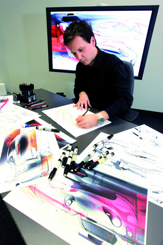 Ein Exterieur-Designer fertigt im Studio des Porsche-Entwicklungszentrums Weissach Fahrzeugskizzen an.
