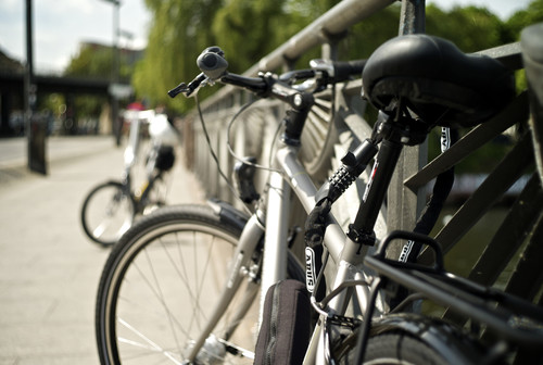 Ein Fahrrad sollte immer an einem Ständer, einer Brüstung oder Geländer oder einem anderen festen Punkt angekettet werden.