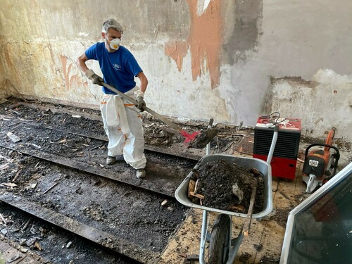 Ein Ford-Freiwilliger bei Aufräumarbeiten in einem Haus im Ahrtal, das im Juli 2021 vom Hochwasser betroffen war. 