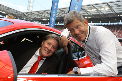 Ein Ford Mustang für den 1. FC Köln:  FC-Vizepräsident Harald „Toni“ Schumacher  (l.) und Ford-Deutschlandchef Bernhard Mattes.