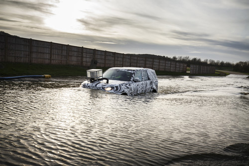 Ein getarnter Prototyp des Land Rover Discovery auf Testfahrt während des Entwicklungsprogramms..