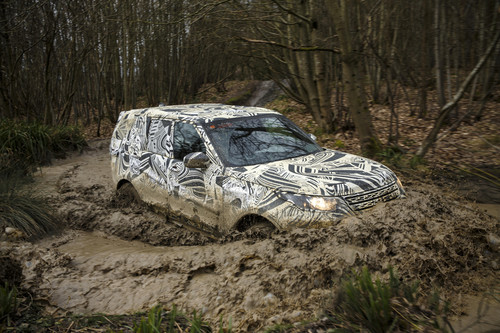 Ein getarnter Prototyp des Land Rover Discovery auf Testfahrt während des Entwicklungsprogramms..