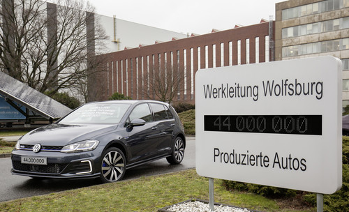 Ein Golf GTE ist das 44-millionste Autos aus dem VW-Stammwerk in Wolfsburg.