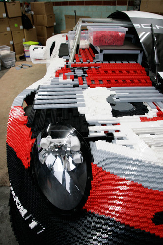 Ein halber Porsche 911 RSR aus Lego, die andere Hälfte stammt vom Originalfahrzeug.