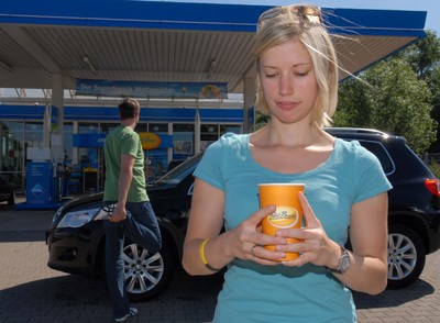 Ein Kaffee beim Tankstopp gehört für viele Autofahrer inzwischen zu einem liebgewonnen Ritual.