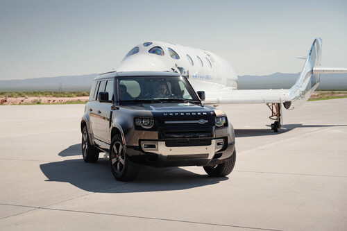 Ein Land Rover Defender 110 zieht das Raumflugzeug „Unity“ von Virgin Galactic zurück zur Ausgangsposition.
