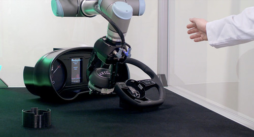 Ein mit 5G vernetzter industrieller Roboter baut ein Airbag-Modul in das Lenkrad eines Audi ein.