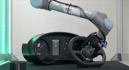 Ein mit 5G vernetzter industrieller Roboter baut ein Airbag-Modul in das Lenkrad eines Audi ein.