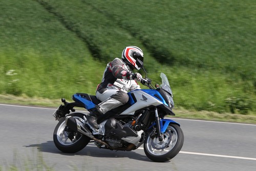 Ein Motorrad wie die Honda NC 750 X mit 40 kW / 55 PS kann auch als A2-Ausführung mit 35 kW / 48 PS bestellt werden.