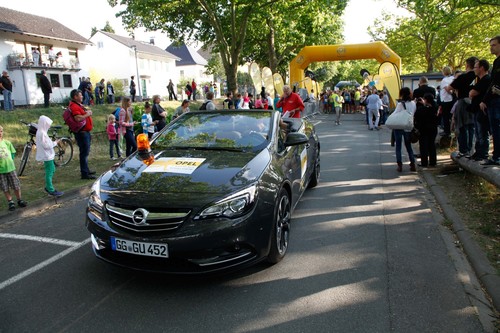 Ein Opel Cascada wird den Läufern als Vorausfahrzeug den Weg bahnen.