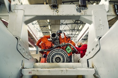 Ein Scania-Motor von Scania wird in einen Perlini-Muldenkipper eingebaut