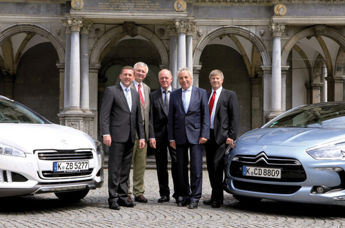 Ein Standort für die gemeinsame Deutschland-Zentrale ist gefunden (von links): Peugeot-Geschäftsführer Thomas Bauch, Olivier Dardart (Markenvorstand für Peugeot und Citroën in Deutschland) , Hans-Werner Pütz, Kölns Oberbürgermeister Jürgen Roters und Citroën-Geschäftsführer Holger Böhme.