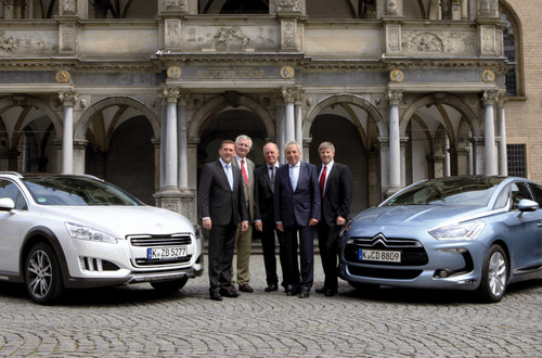 Ein Standort für die gemeinsame Deutschland-Zentrale ist gefunden (von links): Peugeot-Geschäftsführer Thomas Bauch, Olivier Dardart (Markenvorstand für Peugeot und Citroën in Deutschland) , Hans-Werner Pütz, Kölns Oberbürgermeister Jürgen Roters und Citroën-Geschäftsführer Holger Böhme.