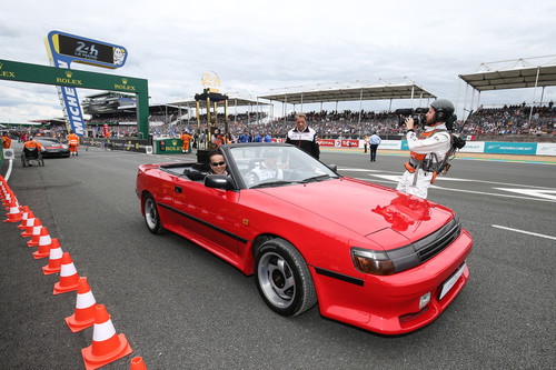 Ein Toyota Celica Cabrio von 1987 brachte die Sieger-Trophäe der 24 Stunden von Le Mans 2019 zum Start.