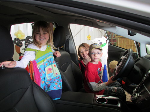 Ein Toyota Prius+ für den guten Zweck: Auch die Kinder freuen sich mit Stephanie Brehm.