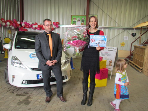 Ein Toyota Prius+ für den guten Zweck: Stephanie Brehm freut sich über den Gutschein über drei Jahre Service und 5 Jahre Garantie, den Jens-Peter Japke vom Autohaus Opitz aus Magdeburg übergab.