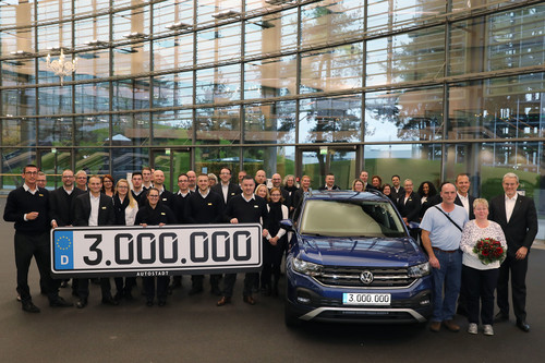 Ein Volkswagen T-Cross ist das dreimillionste Fahrzeug, welches in der Autostadt an Kunden übergeben wird. 