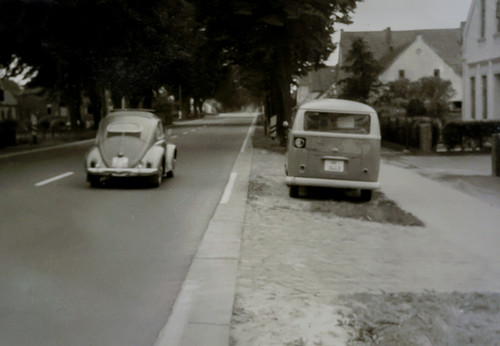 Ein VW T1 Radarmesswagen im Einsatz am Strassenrand (1960er Jahre). 
