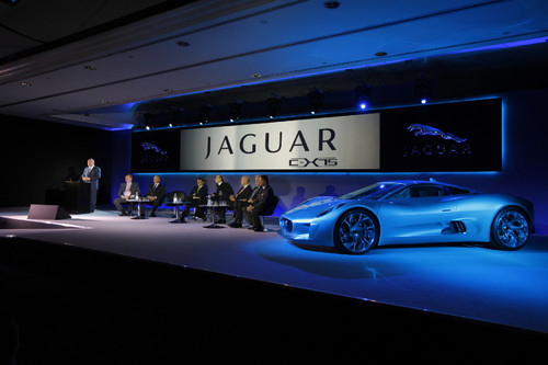 Einblick in die Zukunft - Jaguar C-X75: Das Auto und das versammelte Management von Jaguar und Williams F1.