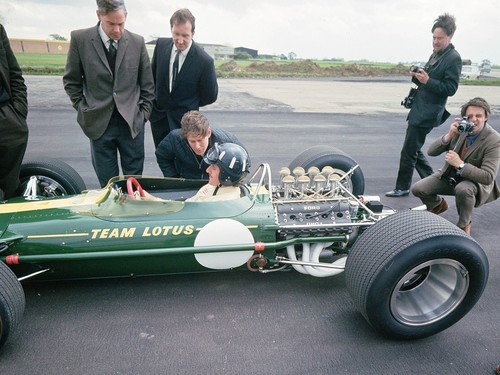 Eine Ikone unter den Rennmotoren: Vor 50 Jahren revolutionierte der Ford Cosworth DFV die Formel 1 (Graham Hill im Lotus, 1967).