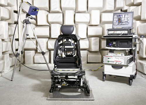 Eine Laserkamera zeigt Schwingungen von Sitzstrukturen auf.