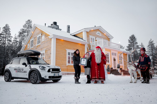 Eine Mini Paceman bringt Santa Claus 75954 Wunschzettel nach Rovaniemi (Lappland).