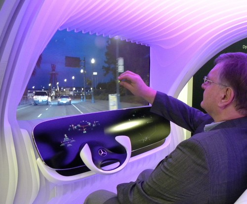 Eine Vision aus dem Hause Mercedes-Benz: Die Windschutzscheibe wird zum interaktiven Head up-Display von dem man Vieles steuern und noch mehr abrufen kann - mit intuitiven Bewegungen, wie man sie vom iPad kennt.