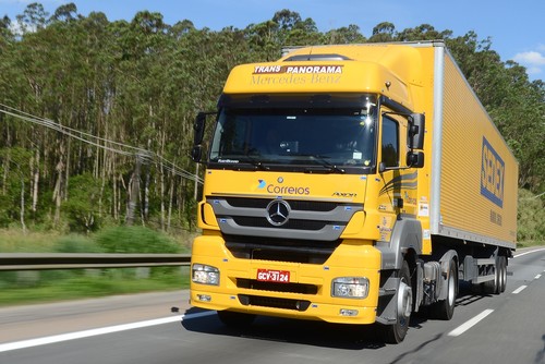 Einer der 222 neuen Mercedes-Benz-Lkw des brasilianischen Logistikunternehmens Transpanorama.