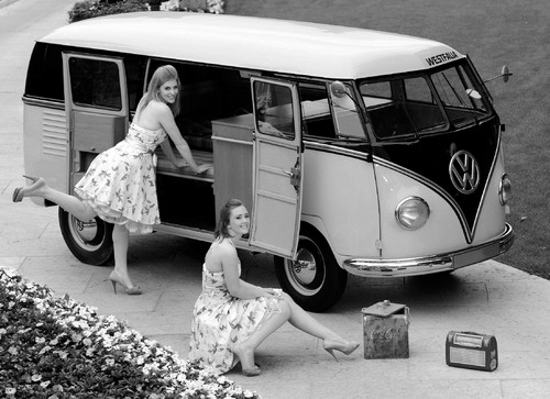 Einer der ersten Volkswagen Busse mit der Camping-Box von Westfalia.