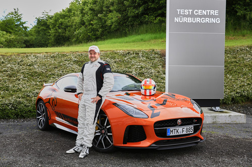 Einer der Profifahrer am Steuer des Jaguar F-Type SVR Ring-Cat ist Andreas Gülden, Chefinstruktor der Nürburgring Driving Acedemy.