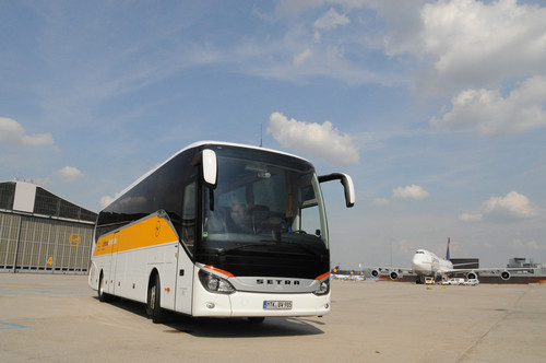 Einer von drei Bussen der Setra ComfortClass 500, mit dem die Firma Traco Tours die Lufthansa-Zubringerstrecke Straßburg – Frankfurt bedient.