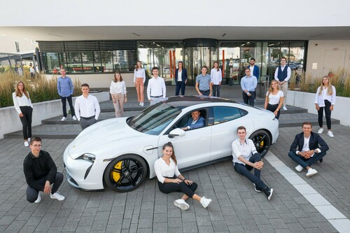 Einige der 150 Auszubildenden und dual Studierenden, die bei Porsche in diesem Jahr ins Berufsleben starten.