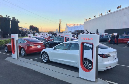Einige Tesla an Tesla-Schnell-Ladesäulen.