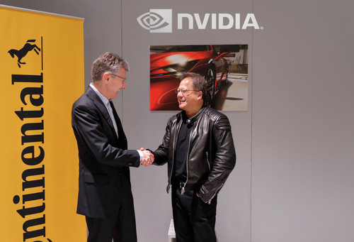 Einigen sich auf gemeinsame Entwicklung Künstlicher Intelligenz für selbstfahrende Fahrzeuge: Continental-Vorstandsvorsitzender Dr. Elmar Degenhart (links) und Jensen Huang, Gründer und Chef von NVIDIA.
