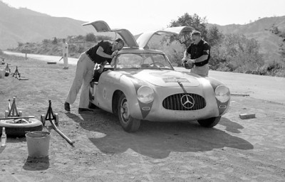 Eins der härtesten Rennen der Welt: Hans Klenk (links) und Karl Kling gewinnen 1952 auf Mercedes-Benz 300 SL (Baureihe W 194) die III. Carrera Panamericana Mexico.
