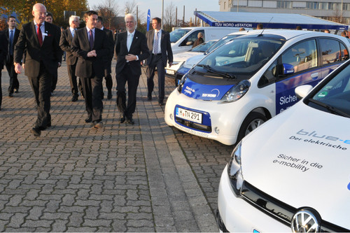 Einweihung der Solartankstelle beim TÜV Nord (von links): Vorstandsvorsitzneder Guido Rettig, Ministerpräsident David McAllister und Bernd Strauch, Ratsvorsitzender und Bürgermeister Hannovers.