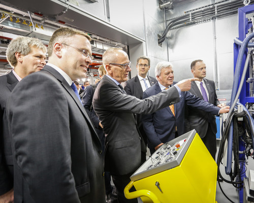 Einweihung des Opel-Entwicklungszentrums für Antriebssysteme in Rüsselsheim mit Vorstandschef Dr. Karl-Thomas Neumann (Bildmitte) und Ministerpräsident Volker Bouffier (2.v.r).