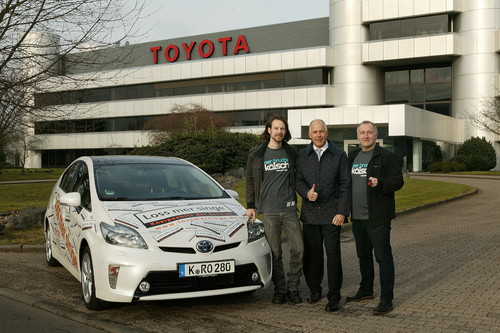 Ekkardt Sensendorf (Mitte), Abteilungsleiter Unternehmenskommunikation bei Toyota übergibt einen Toyota Prius an die Organisatoren von Loss mer singe. Rechts im Bild Georg Hinz, Gründer der Initiative.