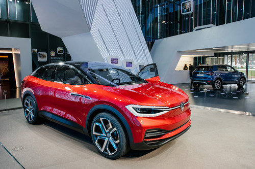 Elektrifizierte Crossover-Studie: der Volkswagen ID Crozz ist in der Autostadt ausgestellt. 
