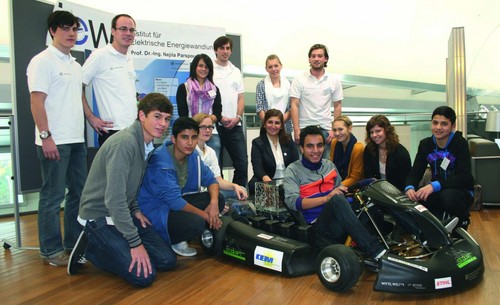 Elektro-Go-Kart „StudKart“ zusammen Gymnasiasten und Realschüler ab der achten Klasse im Audi Forum Neckarsulm.