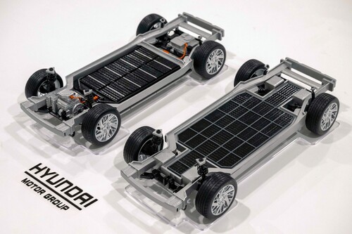 Elektro-Plattform mit (rechts) und ohne Radnabenantrieb Uni Wheel von Hyundai und Kia.